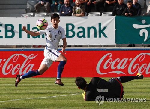 지난 2017년 10월 10일 오후(현지시간) 스위스 빌/비엔 티쏘 아레나에서 열린 축구 국가대표팀 평가전 대한민국 대 모로코의 경기 손흥민이 슛하고 있다. <연합뉴스>